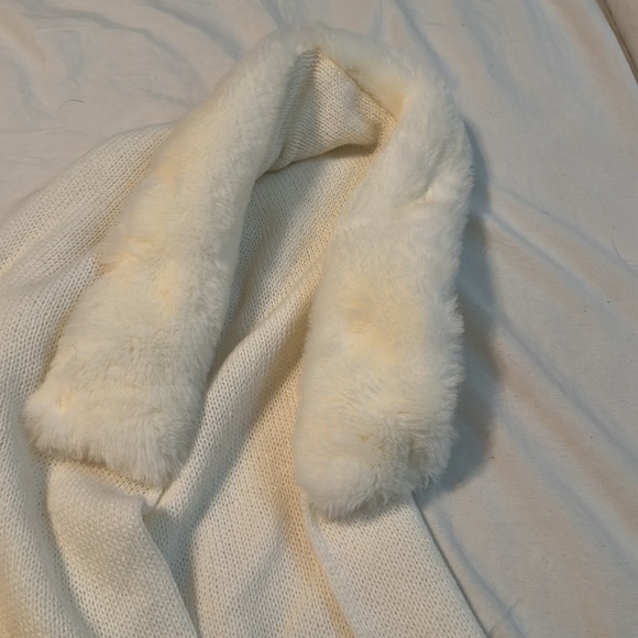 Cream scarf with hat and wool beret with feather - Picture 6 of 9